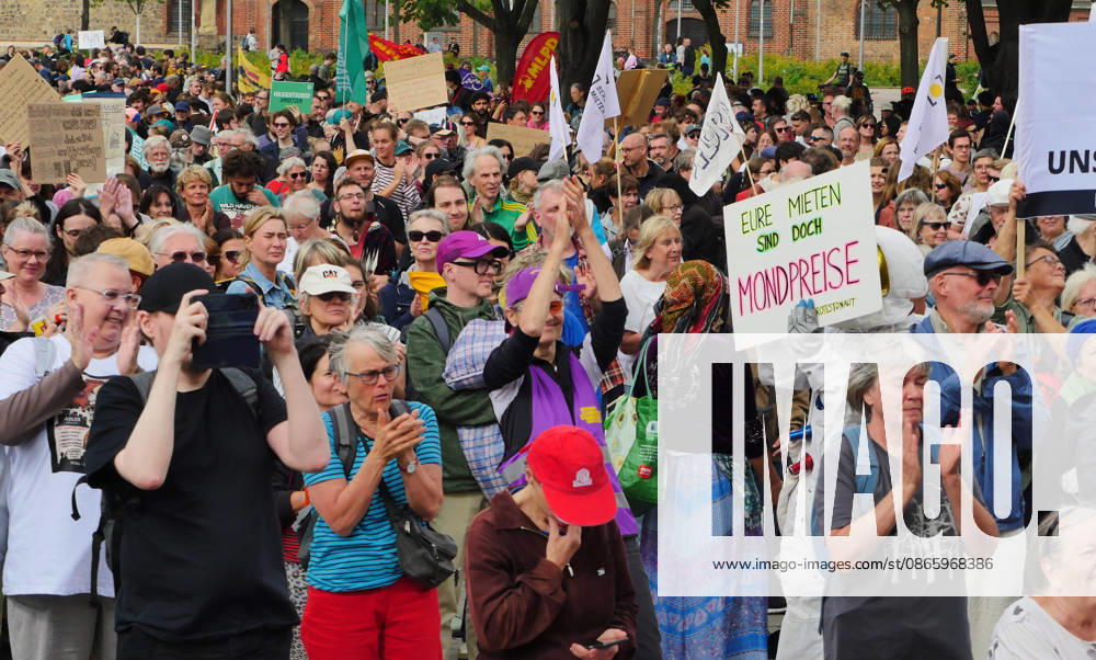 Berlin - Deutschland. Demo gegen den Mietenwahnsinn vor dem Roten Rathaus.