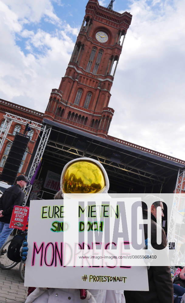 Berlin - Deutschland. Demo gegen den Mietenwahnsinn vor dem Roten Rathaus.