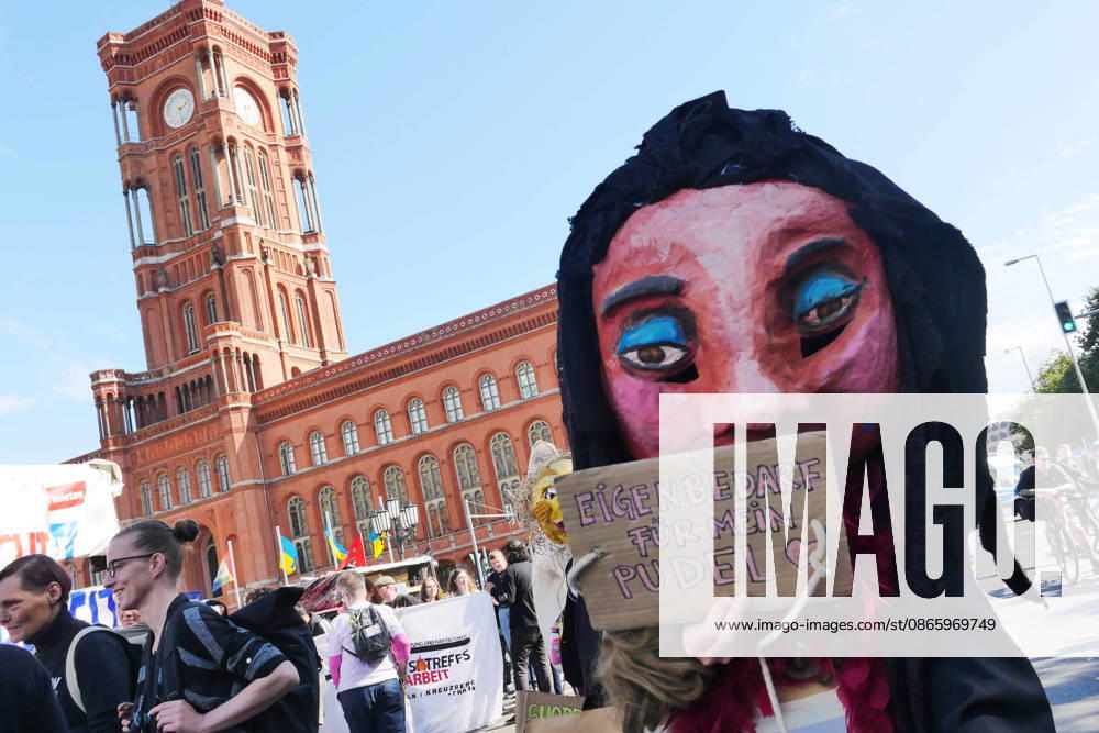 Berlin - Deutschland. Demo gegen den Mietenwahnsinn vor dem Roten Rathaus.
