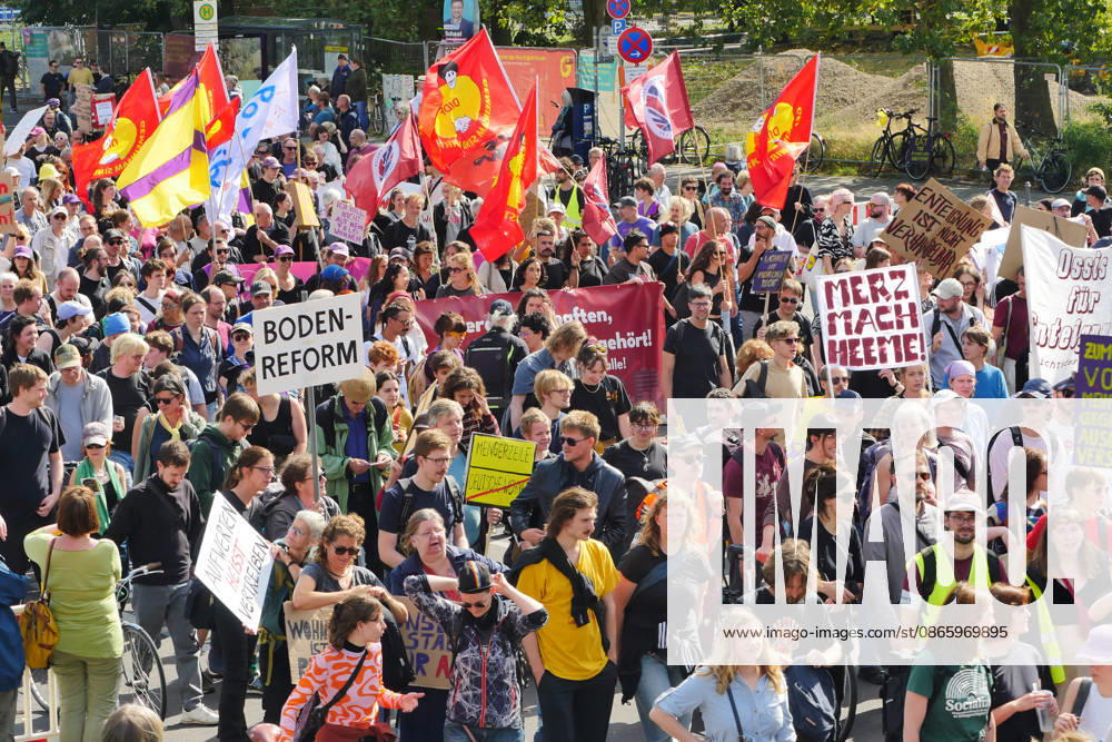 Berlin - Deutschland. Demo gegen den Mietenwahnsinn vor dem Roten Rathaus.