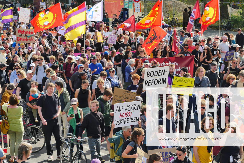 Berlin - Deutschland. Demo gegen den Mietenwahnsinn vor dem Roten Rathaus.