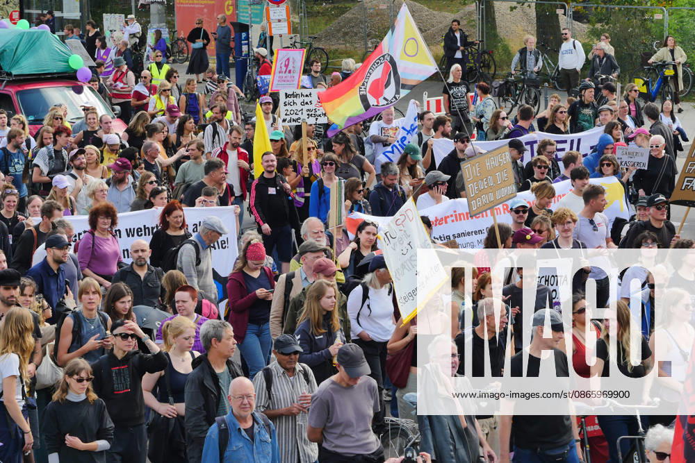 Berlin - Deutschland. Demo gegen den Mietenwahnsinn vor dem Roten Rathaus.