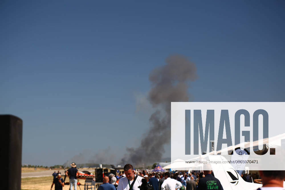 Smoke rises after an F-4 Phantom fighter aircraft carrying two pilots crashed during an air show in Greece. Emergency services responded to the scene following the crash. Thiva Greece - ZUMAx103 20260905_zip_x103_004