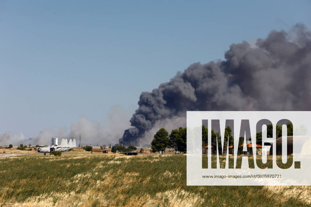 Fighter jet crashes during air show at Tanagra Air Base in Greece ATHENS, GREECE - SEPTEMBER 5: Smoke rises after an Air Force F-4 Phantom fighter jet crashed, during the Athens Flying Week air show at Tanagra Air Base in Athens, Greece, September 5, 2026. Nikos Mitrousias Anadolu Athens Greece. Editorial use only. Please get in touch for any other usage.