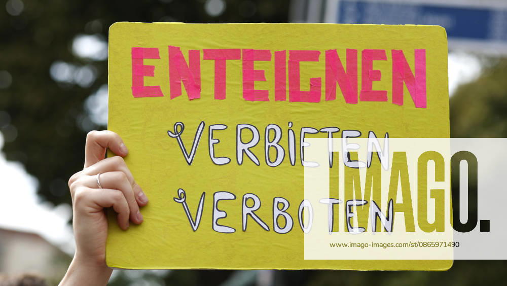 Mietendemonstration Demonstrant mit Plakat Enteignen, Verbieten verboten während Demo gegen hohe Mieten und Verdrängung und für Enteignung von Wohnungsbaugesellschaften, tausende Menschen demostrierten in Berlin, 05.09.2026. Berlin Berlin Deutschland