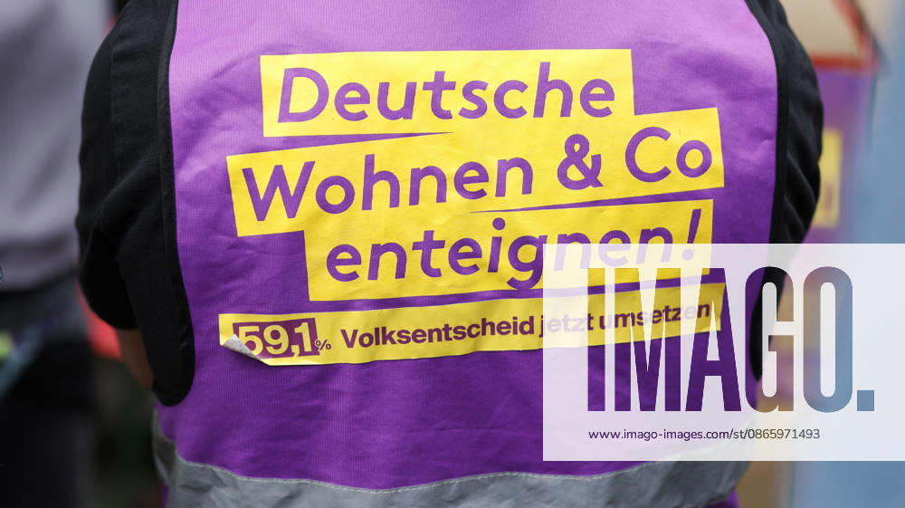 Mietendemonstration Demonstrant mit Jacke und aufschrift Deutsche Wohnen & Co enteignen während Demo gegen hohe Mieten und Verdrängung und für Enteignung von Wohnungsbaugesellschaften, tausende Menschen demostrierten in Berlin, 05.09.2026. Berlin Berlin Deutschland