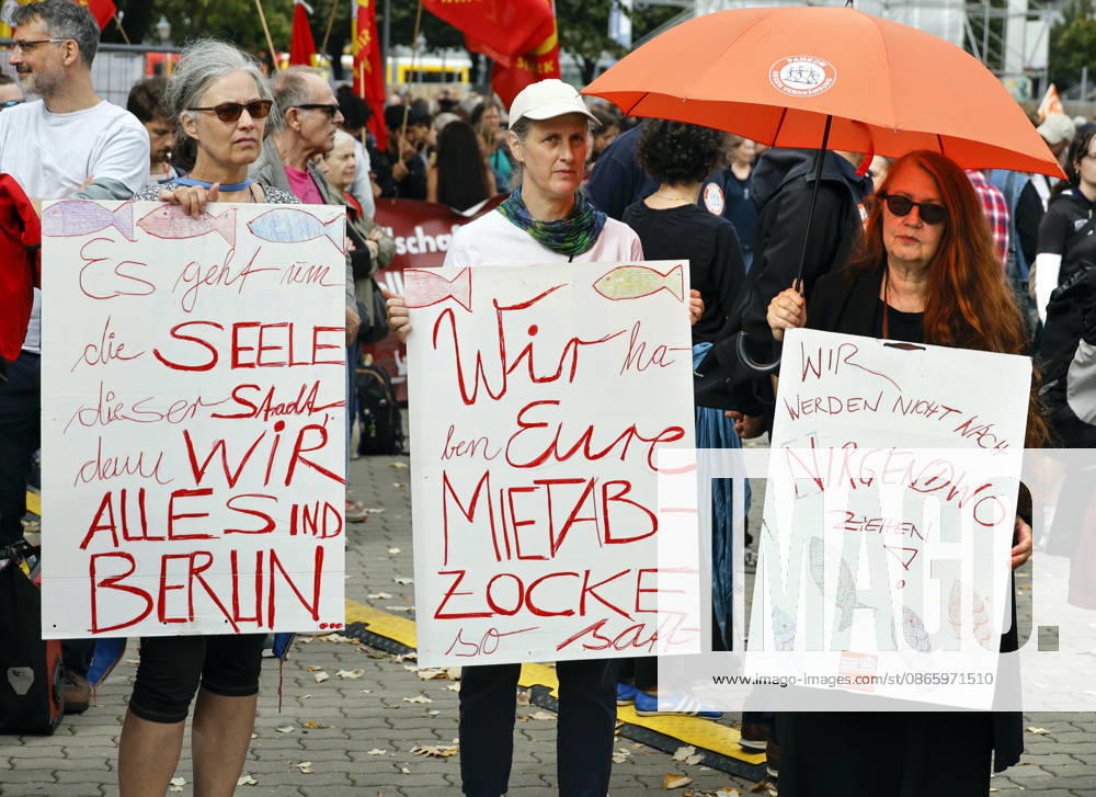 Mietendemonstration Demonstranten mit Plakaten demonstrieren gegen hohe Mieten und Verdrängung und für Enteignung von Wohnungsbaugesellschaften, tausende Menschen demostrierten in Berlin, 05.09.2026. Berlin Berlin Deutschland