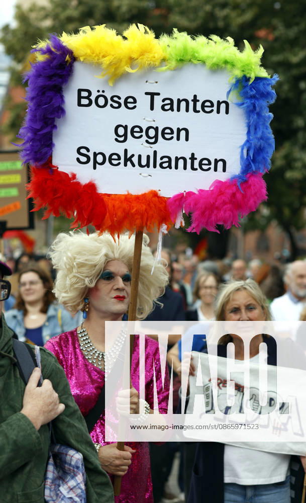 Mietendemonstration Demonstrant mit Plakat Böse Tanten gegen Spekulanten während Demo gegen hohe Mieten und Verdrängung und für Enteignung von Wohnungsbaugesellschaften, tausende Menschen demostrierten in Berlin, 05.09.2026. Berlin Berlin Deutschland