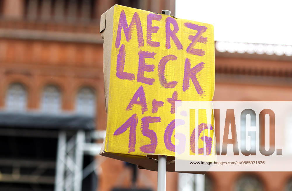 Mietendemonstration Demonstrant mit Plakat Merz Leck Art. 15GG während Demo gegen hohe Mieten und Verdrängung und für Enteignung von Wohnungsbaugesellschaften, tausende Menschen demostrierten in Berlin, 05.09.2026. Berlin Berlin Deutschland