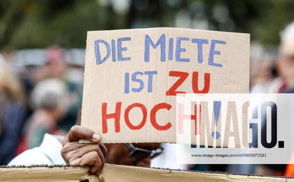 Mietendemonstration Demonstrant mit Plakat Die Miete ist zu hoch während Demo gegen hohe Mieten und Verdrängung und für Enteignung von Wohnungsbaugesellschaften, tausende Menschen demostrierten in Berlin, 05.09.2026. Berlin Berlin Deutschland