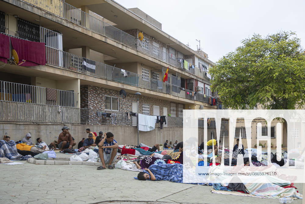 The Government Takes Control of the Port of Ceuta to Provide Humanitarian Assistance to Migrants Several migrants camped out on the street on September 6, 2026, in Ceuta, Spain. The government is taking control of the port of Ceuta to provide humanitarian assistance to migrants in tents and other spaces, as provided for in a resolution from the Ministry of Transportation and Sustainable Mobility published this Saturday and reviewed by Europa Press. Specifically, the department led by Óscar Puente authorizes the Secretary of State for Migration to temporarily use an area of 16,000 square meters of public port land located in the Poniente Expansion, Phase I, within the service area of the Port of Ceuta SEPTEMBER 5, 2026 MIGRANTS IMMIGRATION