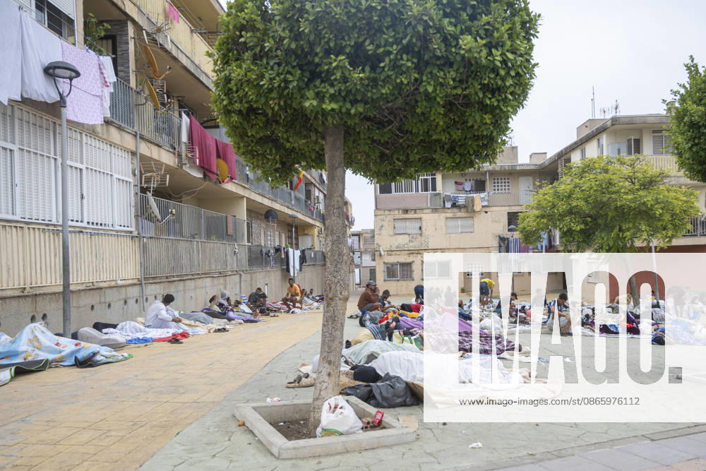 The Government Takes Control of the Port of Ceuta to Provide Humanitarian Assistance to Migrants Several migrants camped out on the street on September 6, 2026, in Ceuta, Spain. The government is taking control of the port of Ceuta to provide humanitarian assistance to migrants in tents and other spaces, as provided for in a resolution from the Ministry of Transportation and Sustainable Mobility published this Saturday and reviewed by Europa Press. Specifically, the department led by Óscar Puente authorizes the Secretary of State for Migration to temporarily use an area of 16,000 square meters of public port land located in the Poniente Expansion, Phase I, within the service area of the Port of Ceuta SEPTEMBER 5, 2026 MIGRANTS IMMIGRATION