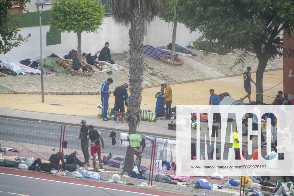 The Government Takes Control of the Port of Ceuta to Provide Humanitarian Assistance to Migrants Several migrants camped out on the street on September 6, 2026, in Ceuta, Spain. The government is taking control of the port of Ceuta to provide humanitarian assistance to migrants in tents and other spaces, as provided for in a resolution from the Ministry of Transportation and Sustainable Mobility published this Saturday and reviewed by Europa Press. Specifically, the department led by Óscar Puente authorizes the Secretary of State for Migration to temporarily use an area of 16,000 square meters of public port land located in the Poniente Expansion, Phase I, within the service area of the Port of Ceuta SEPTEMBER 5, 2026 MIGRANTS IMMIGRATION
