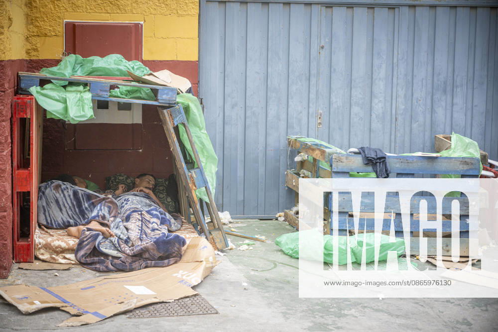 The Government Takes Control of the Port of Ceuta to Provide Humanitarian Assistance to Migrants Several migrants camped out on the street on September 6, 2026, in Ceuta, Spain. The government is taking control of the port of Ceuta to provide humanitarian assistance to migrants in tents and other spaces, as provided for in a resolution from the Ministry of Transportation and Sustainable Mobility published this Saturday and reviewed by Europa Press. Specifically, the department led by Óscar Puente authorizes the Secretary of State for Migration to temporarily use an area of 16,000 square meters of public port land located in the Poniente Expansion, Phase I, within the service area of the Port of Ceuta SEPTEMBER 5, 2026 MIGRANTS IMMIGRATION
