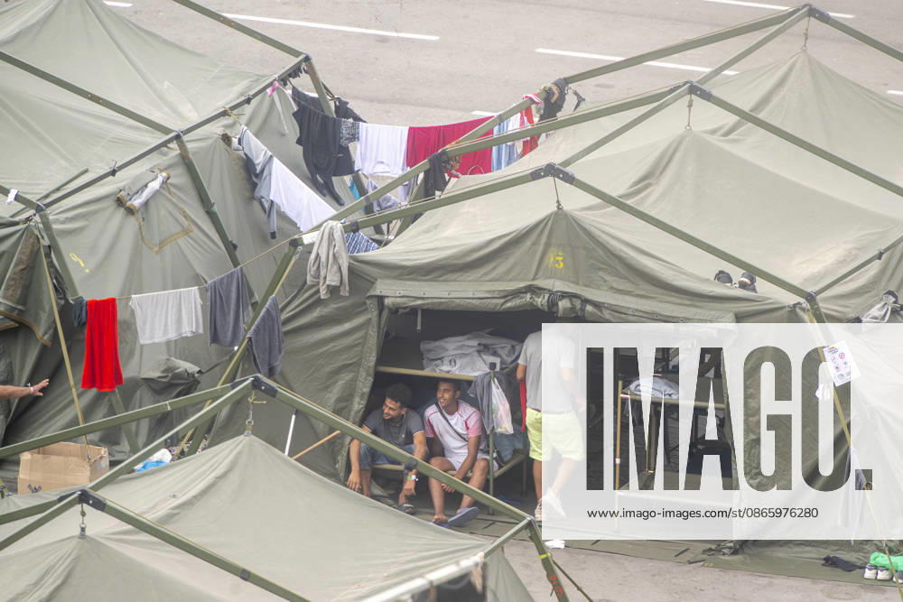 The Government Takes Control of the Port of Ceuta to Provide Humanitarian Assistance to Migrants Several migrants camped out in Ceuta, Spain, as of September 5, 2026. The Government is taking control of the port of Ceuta to provide humanitarian assistance to migrants in tents and other spaces, as provided for in a resolution from the Ministry of Transportation and Sustainable Mobility published this Saturday and reviewed by Europa Press. Specifically, the department led by Óscar Puente authorizes the Secretary of State for Migration to temporarily use an area of 16,000 square meters of public port land located in the Poniente Expansion, Phase I, within the service area of the Port of Ceuta SEPTEMBER 5, 2026 MIGRANTS IMMIGRATION HUMANITARIA