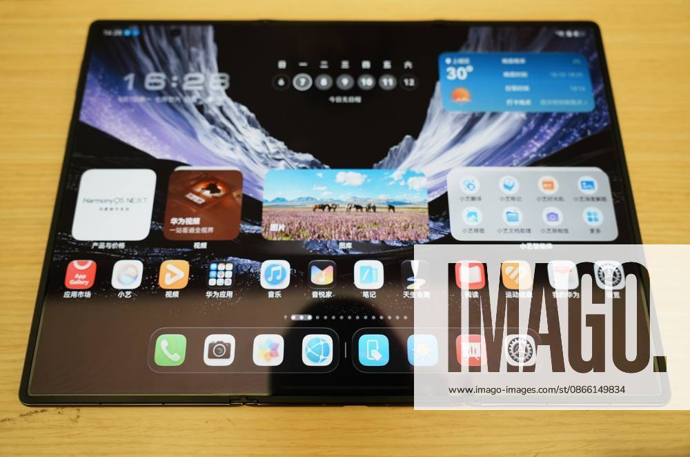 HUAWEI Mate XT 2 Smartphone A Huawei triple folding phone Mate XT 2 equipped with a high-performance chip Kirin 9050 Pro using logic folding technology (¦Ó law) at a Huawei store in Hangzhou, Zhejiang Province, China on September 7, 2026. Hangzhou Zhejiang China