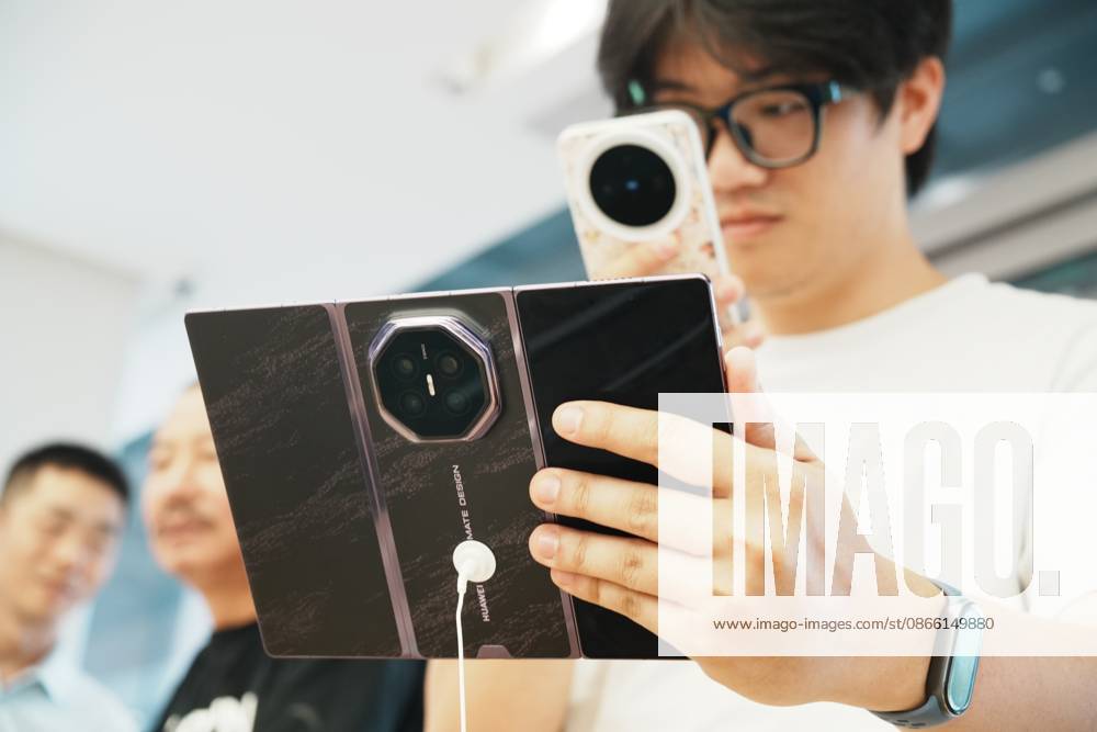 HUAWEI Mate XT 2 Smartphone A customer experiences a Huawei triple folding phone Mate XT 2 equipped with a high-performance chip Kirin 9050 Pro using logic folding technology (¦Ó law) at a Huawei store in Hangzhou, Zhejiang Province, China on September 7, 2026. Hangzhou Zhejiang China