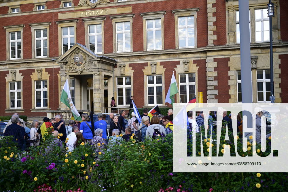 Die traditionelle Görlitzer Montagsdemonstration unter dem heutigen Motto 1000 für Görlitz Gemeinsam. Friedlich. Sichtbar. mit dem erklärten Ziel, die Marke von 1000 Teilnehmenden auf dem Postplatz zu erreichen. Hintergrund: Die wöchentlichen Montagsdemos in Görlitz laufen unter Slogans für Frieden, Freiheit und Demokratie, werden jedoch vom Verfassungsschutz als extremistisch eingestuft und beobachtet. Görlitz