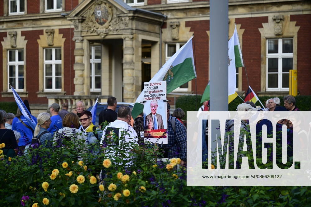 Die traditionelle Görlitzer Montagsdemonstration unter dem heutigen Motto 1000 für Görlitz Gemeinsam. Friedlich. Sichtbar. mit dem erklärten Ziel, die Marke von 1000 Teilnehmenden auf dem Postplatz zu erreichen. Hintergrund: Die wöchentlichen Montagsdemos in Görlitz laufen unter Slogans für Frieden, Freiheit und Demokratie, werden jedoch vom Verfassungsschutz als extremistisch eingestuft und beobachtet. Görlitz