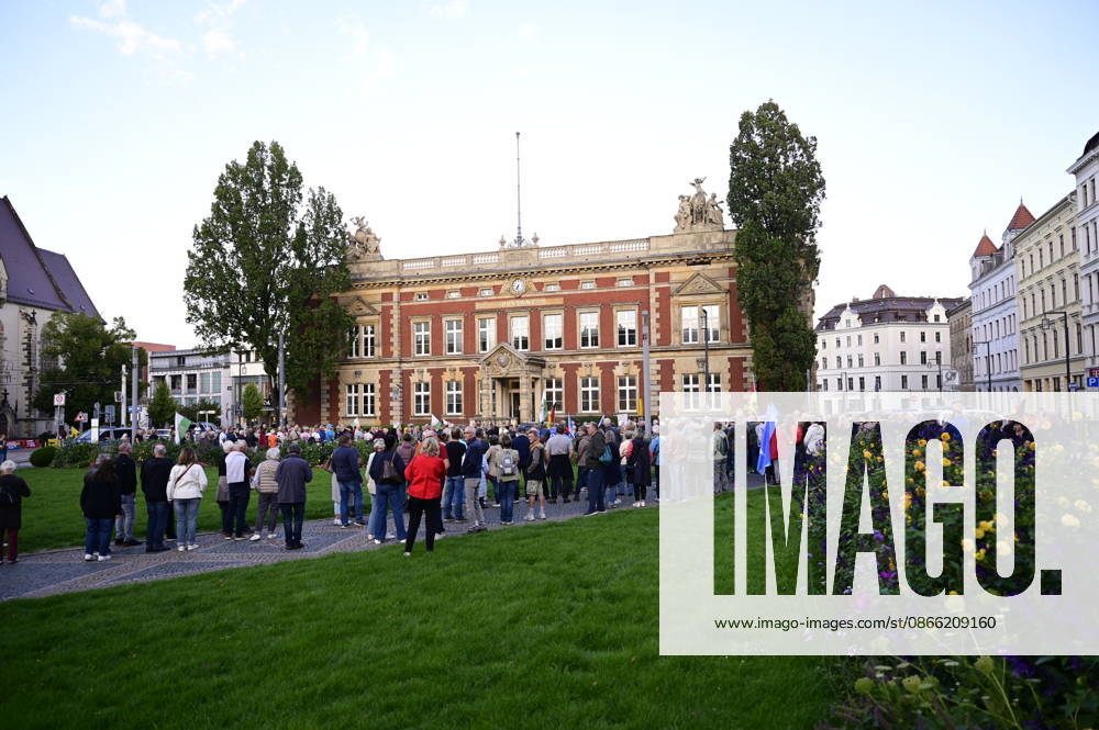 Die traditionelle Görlitzer Montagsdemonstration unter dem heutigen Motto 1000 für Görlitz Gemeinsam. Friedlich. Sichtbar. mit dem erklärten Ziel, die Marke von 1000 Teilnehmenden auf dem Postplatz zu erreichen. Hintergrund: Die wöchentlichen Montagsdemos in Görlitz laufen unter Slogans für Frieden, Freiheit und Demokratie, werden jedoch vom Verfassungsschutz als extremistisch eingestuft und beobachtet. Görlitz
