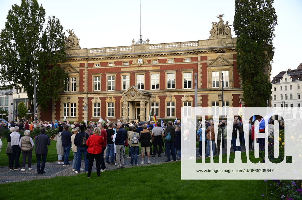 Die traditionelle Görlitzer Montagsdemonstration unter dem heutigen Motto 1000 für Görlitz Gemeinsam. Friedlich. Sichtbar. mit dem erklärten Ziel, die Marke von 1000 Teilnehmenden auf dem Postplatz zu erreichen. Hintergrund: Die wöchentlichen Montagsdemos in Görlitz laufen unter Slogans für Frieden, Freiheit und Demokratie, werden jedoch vom Verfassungsschutz als extremistisch eingestuft und beobachtet. Görlitz