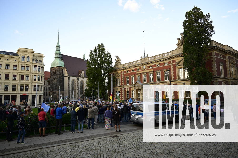 Die traditionelle Görlitzer Montagsdemonstration unter dem heutigen Motto 1000 für Görlitz Gemeinsam. Friedlich. Sichtbar. mit dem erklärten Ziel, die Marke von 1000 Teilnehmenden auf dem Postplatz zu erreichen. Hintergrund: Die wöchentlichen Montagsdemos in Görlitz laufen unter Slogans für Frieden, Freiheit und Demokratie, werden jedoch vom Verfassungsschutz als extremistisch eingestuft und beobachtet. Görlitz