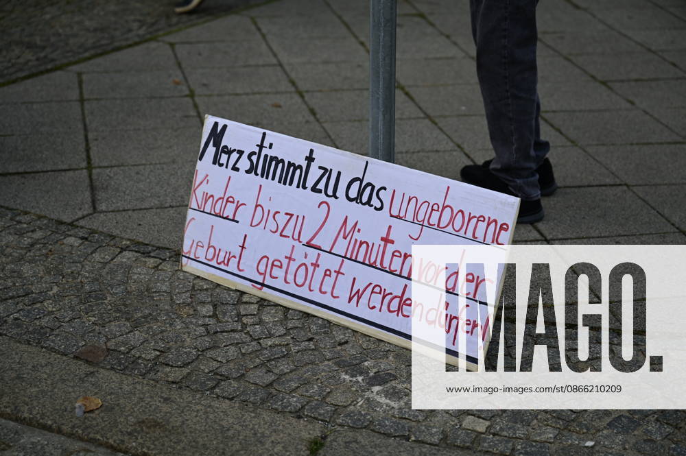 Die traditionelle Görlitzer Montagsdemonstration unter dem heutigen Motto 1000 für Görlitz Gemeinsam. Friedlich. Sichtbar. mit dem erklärten Ziel, die Marke von 1000 Teilnehmenden auf dem Postplatz zu erreichen. Hintergrund: Die wöchentlichen Montagsdemos in Görlitz laufen unter Slogans für Frieden, Freiheit und Demokratie, werden jedoch vom Verfassungsschutz als extremistisch eingestuft und beobachtet. Görlitz