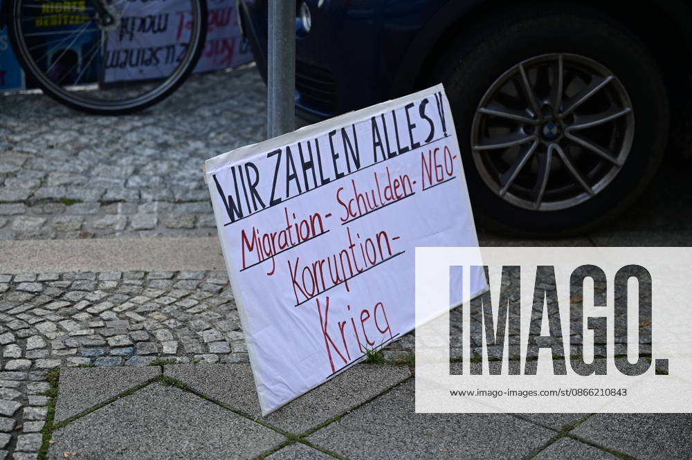 Die traditionelle Görlitzer Montagsdemonstration unter dem heutigen Motto 1000 für Görlitz Gemeinsam. Friedlich. Sichtbar. mit dem erklärten Ziel, die Marke von 1000 Teilnehmenden auf dem Postplatz zu erreichen. Hintergrund: Die wöchentlichen Montagsdemos in Görlitz laufen unter Slogans für Frieden, Freiheit und Demokratie, werden jedoch vom Verfassungsschutz als extremistisch eingestuft und beobachtet. Görlitz