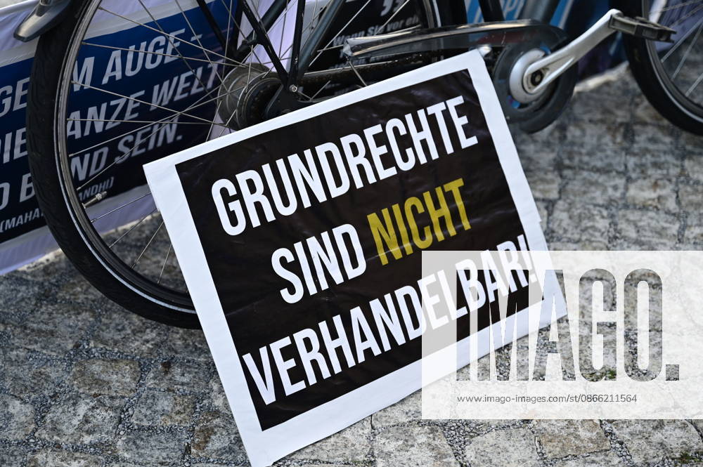 Die traditionelle Görlitzer Montagsdemonstration unter dem heutigen Motto 1000 für Görlitz Gemeinsam. Friedlich. Sichtbar. mit dem erklärten Ziel, die Marke von 1000 Teilnehmenden auf dem Postplatz zu erreichen. Hintergrund: Die wöchentlichen Montagsdemos in Görlitz laufen unter Slogans für Frieden, Freiheit und Demokratie, werden jedoch vom Verfassungsschutz als extremistisch eingestuft und beobachtet. Görlitz
