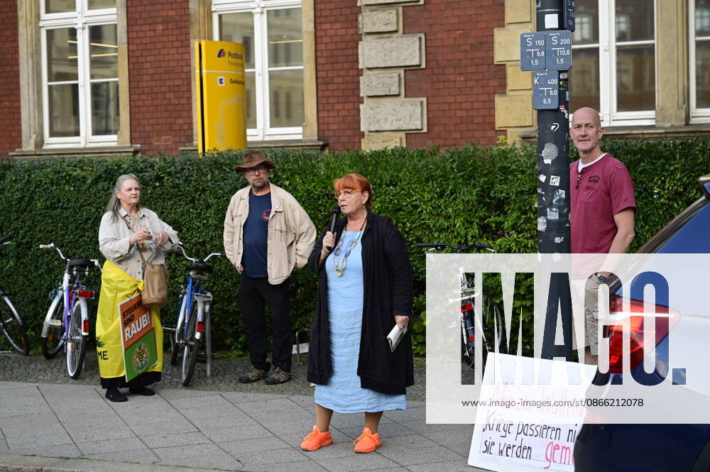 Die traditionelle Görlitzer Montagsdemonstration unter dem heutigen Motto 1000 für Görlitz Gemeinsam. Friedlich. Sichtbar. mit dem erklärten Ziel, die Marke von 1000 Teilnehmenden auf dem Postplatz zu erreichen. Hintergrund: Die wöchentlichen Montagsdemos in Görlitz laufen unter Slogans für Frieden, Freiheit und Demokratie, werden jedoch vom Verfassungsschutz als extremistisch eingestuft und beobachtet. Görlitz
