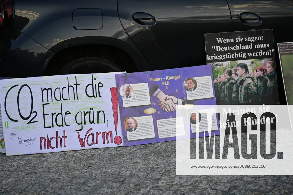 Die traditionelle Görlitzer Montagsdemonstration unter dem heutigen Motto 1000 für Görlitz Gemeinsam. Friedlich. Sichtbar. mit dem erklärten Ziel, die Marke von 1000 Teilnehmenden auf dem Postplatz zu erreichen. Hintergrund: Die wöchentlichen Montagsdemos in Görlitz laufen unter Slogans für Frieden, Freiheit und Demokratie, werden jedoch vom Verfassungsschutz als extremistisch eingestuft und beobachtet. Görlitz