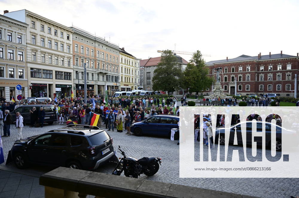 Die traditionelle Görlitzer Montagsdemonstration unter dem heutigen Motto 1000 für Görlitz Gemeinsam. Friedlich. Sichtbar. mit dem erklärten Ziel, die Marke von 1000 Teilnehmenden auf dem Postplatz zu erreichen. Hintergrund: Die wöchentlichen Montagsdemos in Görlitz laufen unter Slogans für Frieden, Freiheit und Demokratie, werden jedoch vom Verfassungsschutz als extremistisch eingestuft und beobachtet. Görlitz