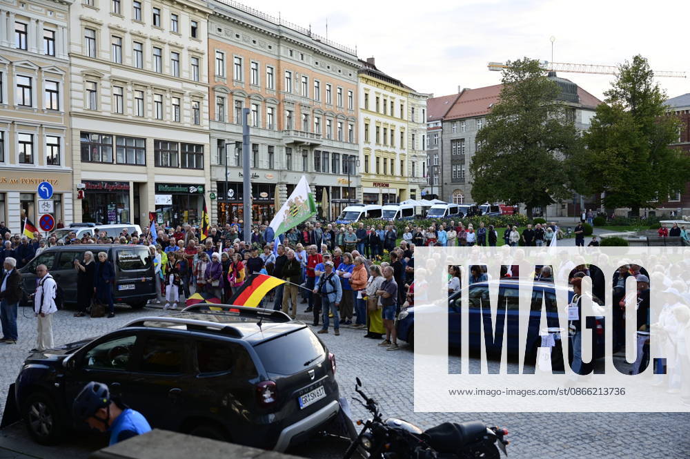 Die traditionelle Görlitzer Montagsdemonstration unter dem heutigen Motto 1000 für Görlitz Gemeinsam. Friedlich. Sichtbar. mit dem erklärten Ziel, die Marke von 1000 Teilnehmenden auf dem Postplatz zu erreichen. Hintergrund: Die wöchentlichen Montagsdemos in Görlitz laufen unter Slogans für Frieden, Freiheit und Demokratie, werden jedoch vom Verfassungsschutz als extremistisch eingestuft und beobachtet. Görlitz
