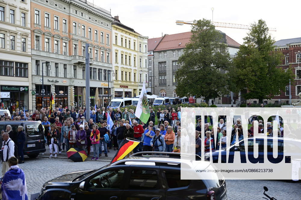 Die traditionelle Görlitzer Montagsdemonstration unter dem heutigen Motto 1000 für Görlitz Gemeinsam. Friedlich. Sichtbar. mit dem erklärten Ziel, die Marke von 1000 Teilnehmenden auf dem Postplatz zu erreichen. Hintergrund: Die wöchentlichen Montagsdemos in Görlitz laufen unter Slogans für Frieden, Freiheit und Demokratie, werden jedoch vom Verfassungsschutz als extremistisch eingestuft und beobachtet. Görlitz
