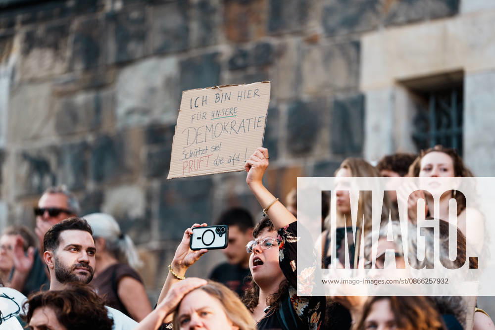 Deutschland, Aachen (Katschhof): Demo mit Tausenden Menschen am Tag nach der Landtagswahl in Sachsen - Anhalt, Demonstration, Protest, Anti - AfD, Anti - Faschismus, Schilder, Banner, Transparente, Flaggen, Menschenmenge, Verbotsverfahren, Prüffall