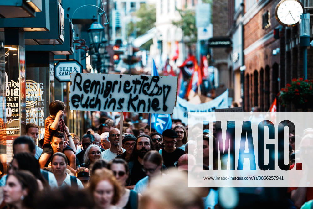 Deutschland, Aachen (Krämerstraße): Demo mit Tausenden Menschen am Tag nach der Landtagswahl in Sachsen - Anhalt, Demonstration, Protest, Anti - AfD, Anti - Faschismus, Schilder, Banner, Transparente, Flaggen, Menschenmenge, Demozug, Remigration
