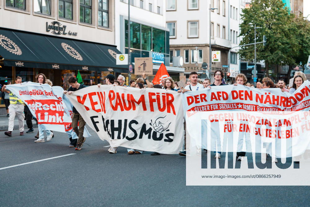 Deutschland, Aachen (Elisenbrunnen): Demo mit Tausenden Menschen am Tag nach der Landtagswahl in Sachsen - Anhalt, Demonstration, Protest, Anti - AfD, Anti - Faschismus, Schilder, Banner, Transparente, Flaggen, Menschenmenge, Demozug, Kein Raum für Faschismus