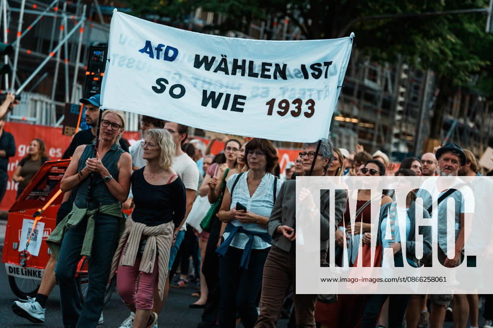 Deutschland, Aachen (Elisenbrunnen): Demo mit Tausenden Menschen am Tag nach der Landtagswahl in Sachsen - Anhalt, Demonstration, Protest, Anti - AfD, Anti - Faschismus, Schilder, Banner, Transparente, Flaggen, Menschenmenge, Demozug, 1933