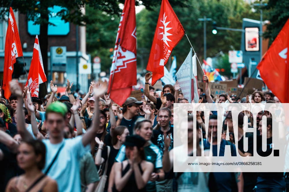 Deutschland, Aachen (Elisenbrunnen): Demo mit Tausenden Menschen am Tag nach der Landtagswahl in Sachsen - Anhalt, Demonstration, Protest, Anti - AfD, Anti - Faschismus, Schilder, Banner, Transparente, Flaggen, Menschenmenge, Demozug