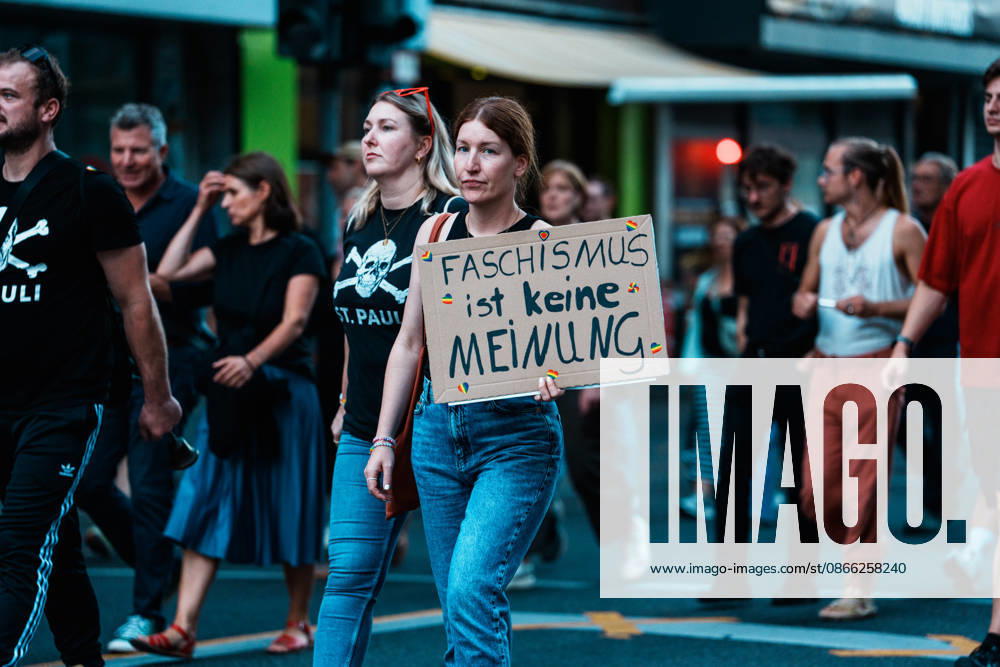 Deutschland, Aachen (Elisenbrunnen): Demo mit Tausenden Menschen am Tag nach der Landtagswahl in Sachsen - Anhalt, Demonstration, Protest, Anti - AfD, Anti - Faschismus, Schilder, Banner, Transparente, Flaggen, Menschenmenge, Demozug, Faschismus ist keine Meinung