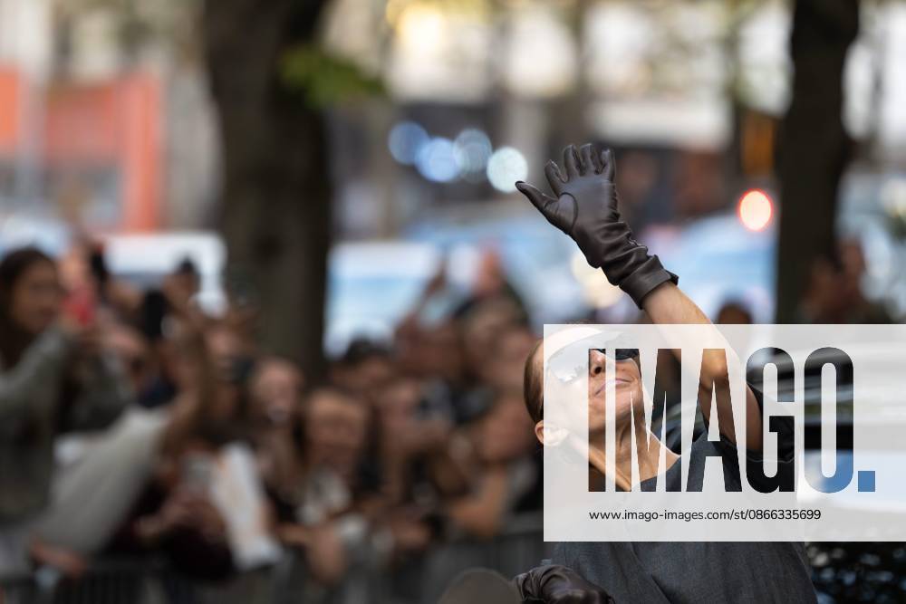 CELINE DION IN PARIS PHOTOPQR OUEST FRANCE Stéphane Geufroi Paris, September 8, 2026 Céline Dion leaves the Royal Monceau in the late afternoon. As usual, she took a few minutes to greet her fans. Paris, September 8, 2026 – Céline Dion leaves the Royal Monceau in the late afternoon. As usual, she took a few minutes to greet her admirers in Paris, France