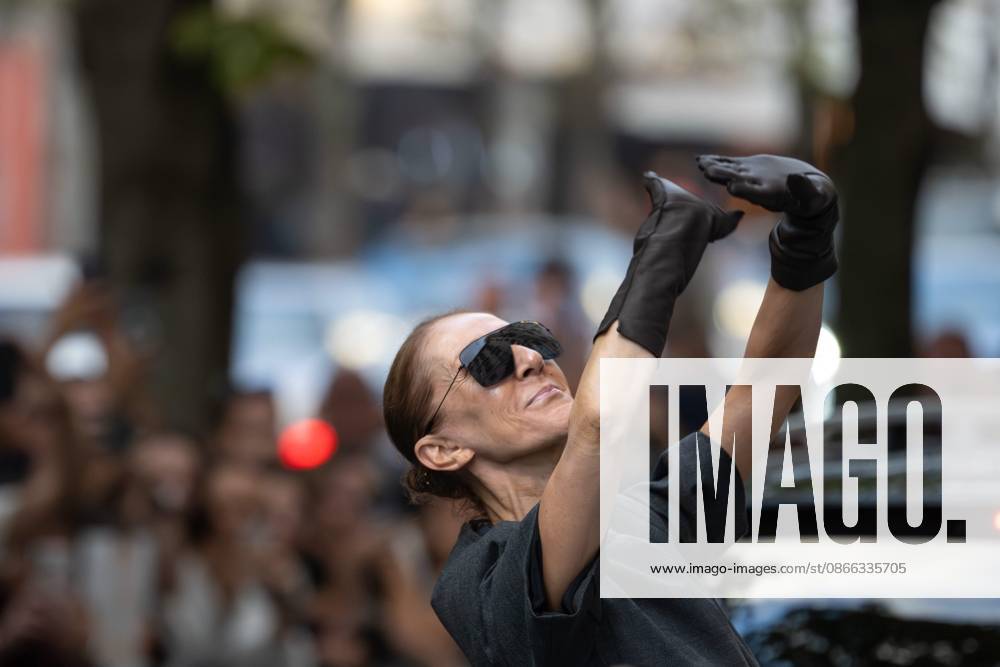 CELINE DION IN PARIS PHOTOPQR OUEST FRANCE Stéphane Geufroi Paris, September 8, 2026 Céline Dion leaves the Royal Monceau in the late afternoon. As usual, she took a few minutes to greet her fans. Paris, September 8, 2026 – Céline Dion leaves the Royal Monceau in the late afternoon. As usual, she took a few minutes to greet her admirers in Paris, France