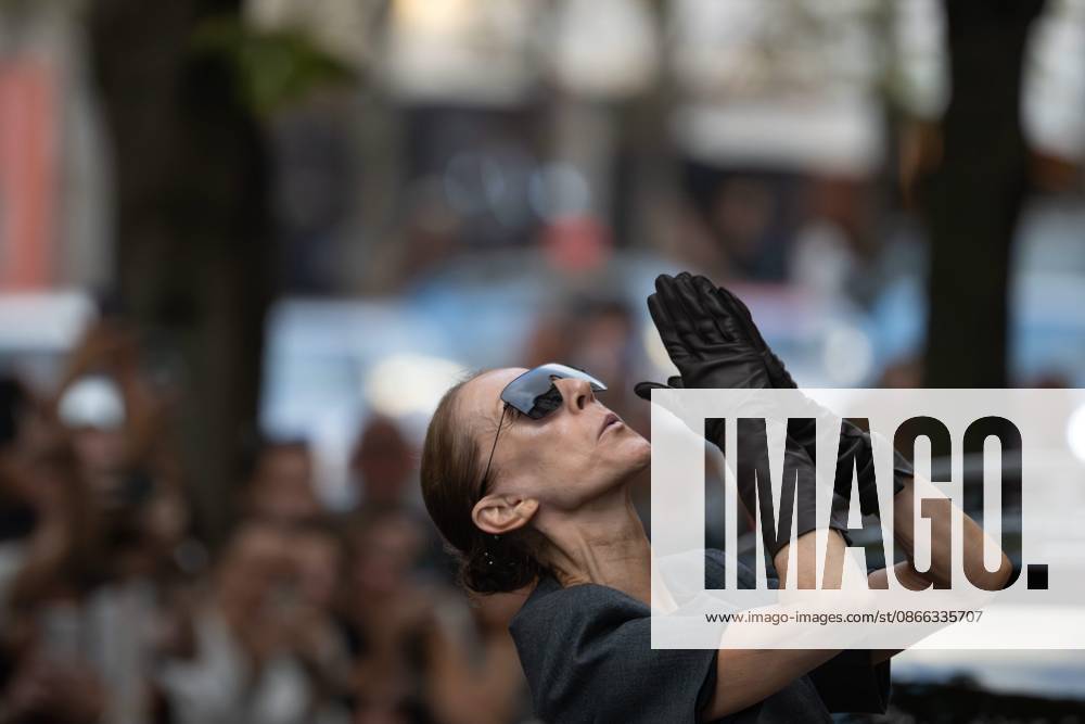 CELINE DION IN PARIS PHOTOPQR OUEST FRANCE Stéphane Geufroi Paris, September 8, 2026 Céline Dion leaves the Royal Monceau in the late afternoon. As usual, she took a few minutes to greet her fans. Paris, September 8, 2026 – Céline Dion leaves the Royal Monceau in the late afternoon. As usual, she took a few minutes to greet her admirers in Paris, France