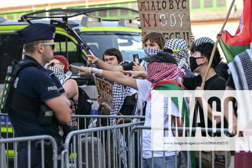 Anti-Israel Rally Outside Opening Day Of MSPO 2026 Defense Salon In Kielce KIELCE, POLAND - SEPTEMBER 8: Anti-Israel activists wearing traditional keffiyehs gesture and point toward departing international military delegates and exhibition guests behind a line of Polish police officers guarding the metal barricades during a protest organized by the Expos Without Criminals coalition outside the Targi Kielce exhibition center gates to demand the exclusion of Israeli weapons companies on the opening day of the 34th International Defence Industry Exhibition (MSPO) on September 8, 2026. Kielce Poland