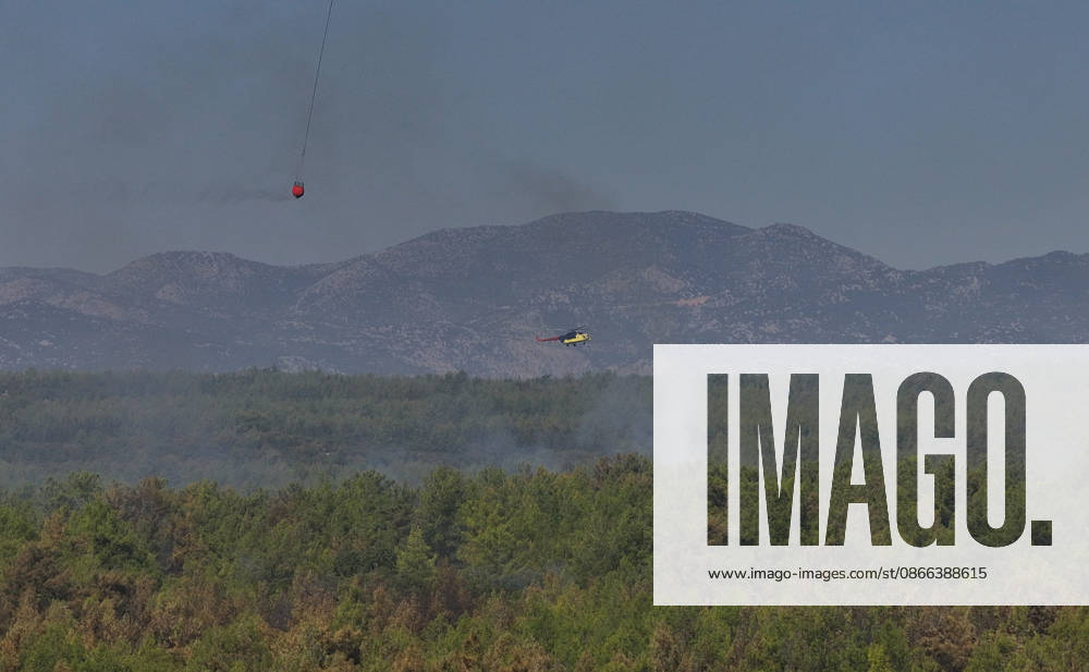 Firefighting efforts continue at the wildfire in Antalya ANTALYA, TURKIYE - SEPTEMBER 9: Firefighters respond to a forest fire both from the air in the Aksu district of Antalya, Turkiye on September 9, 2026. Orhan Cicek Anadolu Antalya Turkey. Editorial use only. Please get in touch for any other usage.