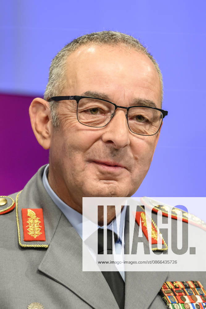 Im Bild v.l.: Carsten Breuer (Generalinspekteur der Bundeswehr), GER, Berlin, Studio, zu Gast bei Maischberger, politische Talkshow, TV, Format, mit Moderatorin Sandra Maischberger, Das Erste, aus Adlershof Am Studio 20, 09.09.2026,