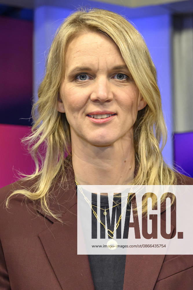 Im Bild v.l.: Julie Kurz (ARD), GER, Berlin, Studio, zu Gast bei Maischberger, politische Talkshow, TV, Format, mit Moderatorin Sandra Maischberger, Das Erste, aus Adlershof Am Studio 20, 09.09.2026,