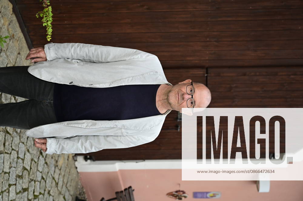 Stephan Krawczyk at the concert and reading Gelöste Stimmen: GDR Fates in Stories and Songs at the Sankt Wenzeslaus Stift in Markersdorf (Jauernick Buschbach)