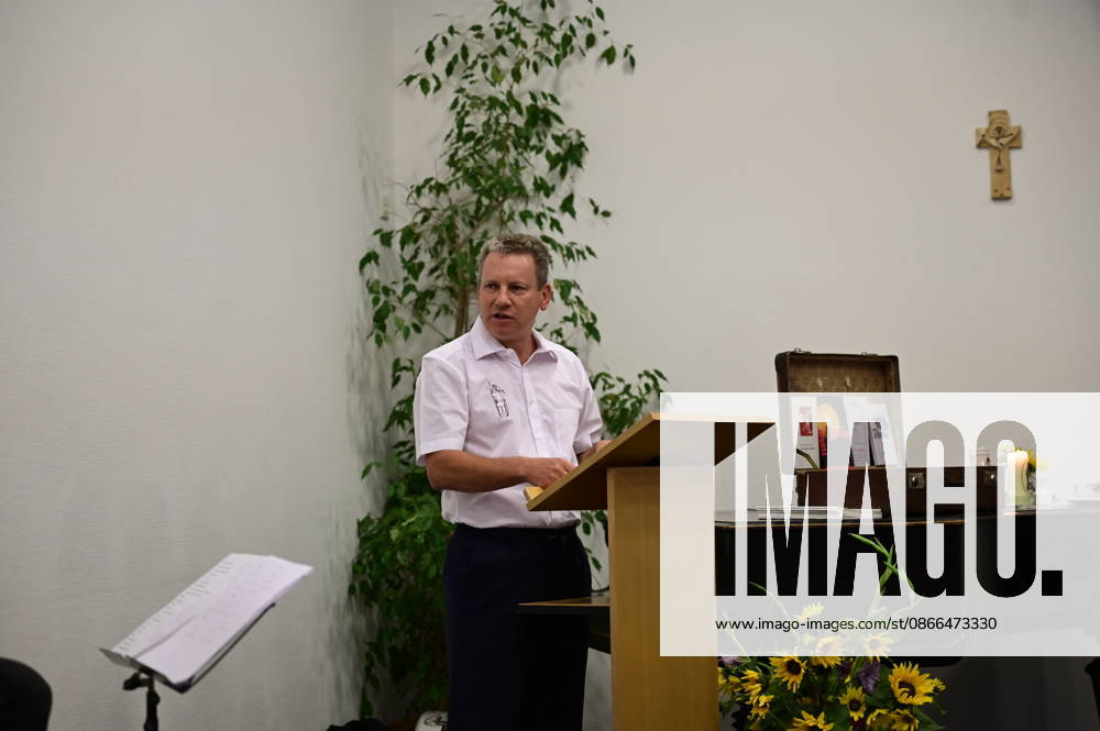 Stephan Sommerfeld at the concert and reading Liberated Voices: GDR Destinies in Stories and Songs at the Sankt Wenzeslaus Abbey in Markersdorf, Jauernick Buschbach