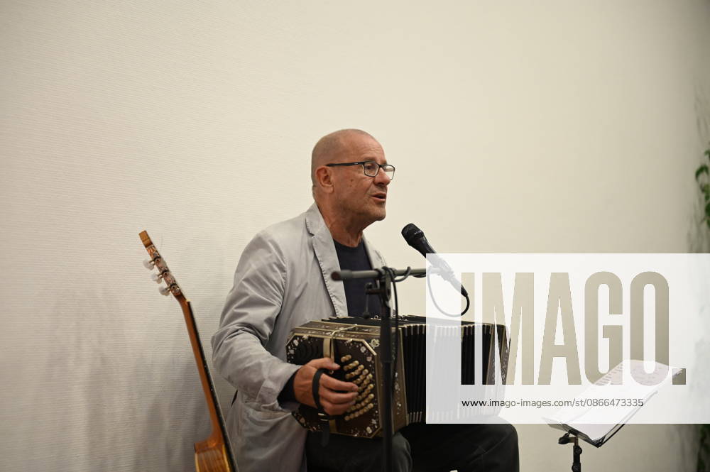Stephan Krawczyk at the concert and reading Liberated Voices: GDR Destinies in Stories and Songs at the Sankt Wenzeslaus Abbey in Markersdorf, Jauernick Buschbach